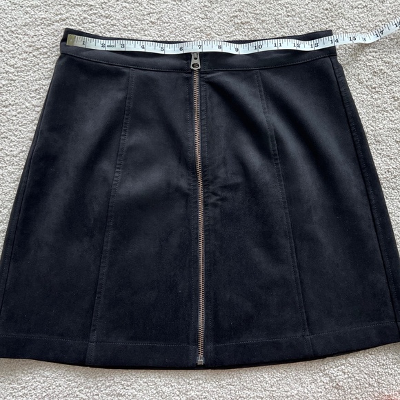 Aritzia Wilfred Free Leah Faux Suede Mini Skirt - Picture 3 of 6